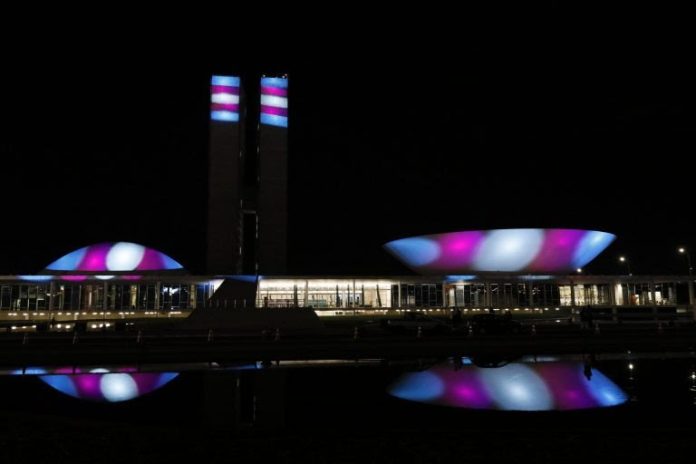 Congresso Nacional se ilumina com as cores da bandeira trans em ação de deputadas