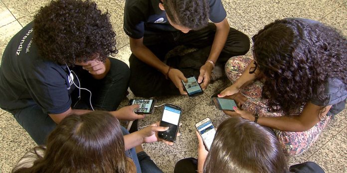 Volta às aulas é marcada por proibição de uso de celulares em escolas