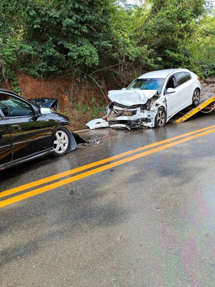Acidente entre carros na Rodovia Dimas Guimarães deixa uma vítima ferida