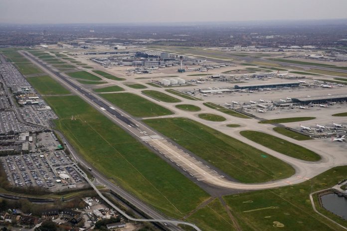 Após incêndio e apagão, principal aeroporto da Europa volta a funcionar em Londres