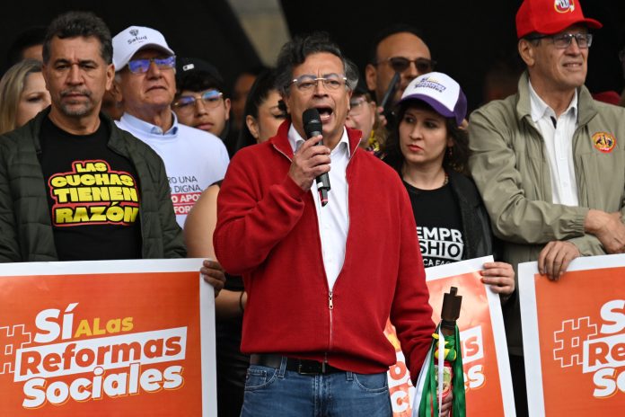 Colômbia ouve população sobre reformas