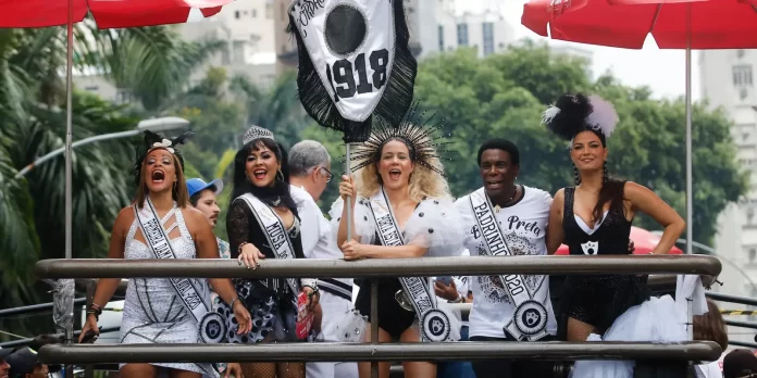 Cordão da Bola Preta celebra 106 anos reunindo milhões de foliões