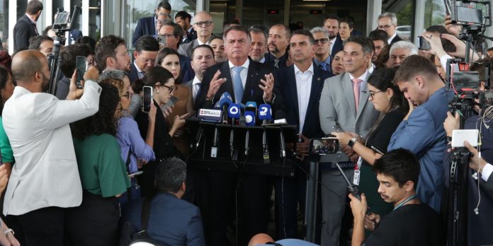 Defesa nega participação de Bolsonaro nos atos golpistas