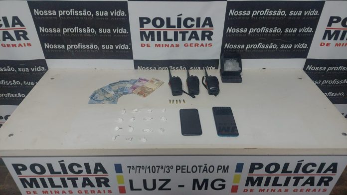 Dupla é presa por tráfico e PM apreende drogas, munições e dinheiro em Luz