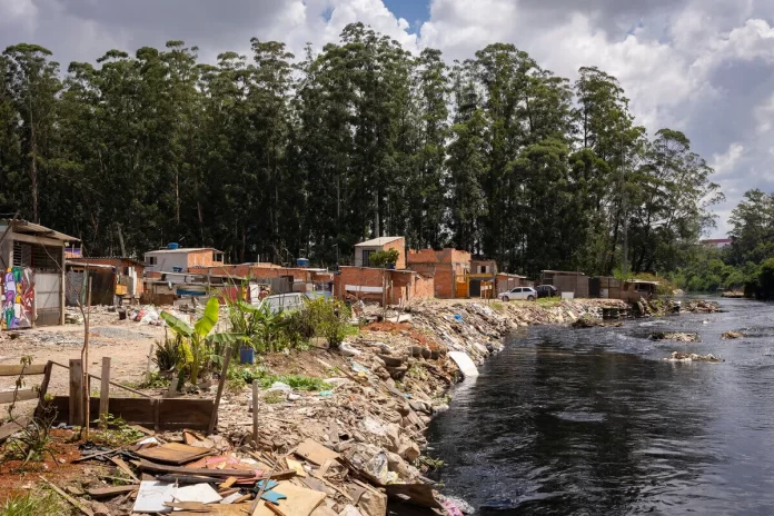 Mais de um mês depois das enchentes, famílias do Jardim Pantanal tentam se recuperar