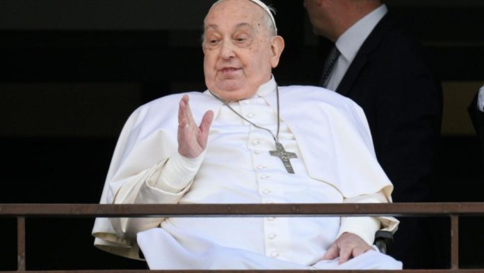 Médico revela que equipe considerou parar o tratamento do Papa Francisco durante crise grave