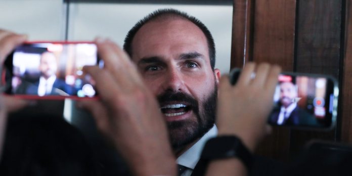 Moraes rejeita pedido de apreensão do passaporte de Eduardo Bolsonaro