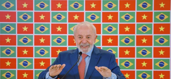 No Vietnã, Lula comenta pedidos por anistia para Bolsonaro: 'Ele não está querendo nem se defender'