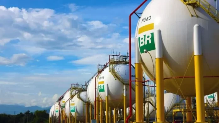 Petrobras reduz preço do diesel pela 1ª vez desde 2023; decisão segue queda do dólar