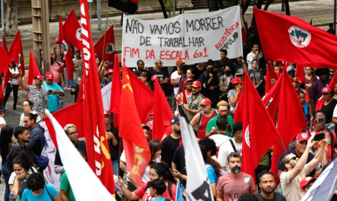 Protesto no Recife, neste domingo (30), pede prisão de Bolsonaro e outros réus da trama golpista