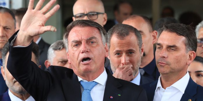 STF arquiva inquérito contra Bolsonaro por fraude em cartão vacinal