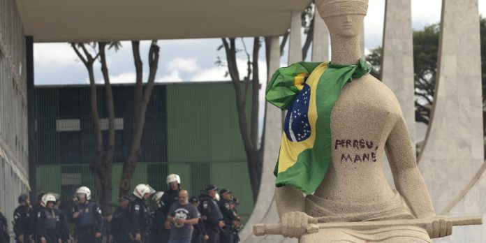 STF suspende julgamento de acusada por atos golpistas