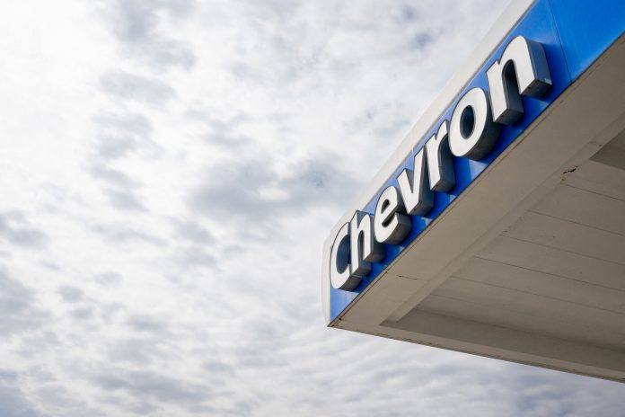 Trump suspende licença para petroleira Chevron atuar na Venezuela e critica ‘demora nas deportações’