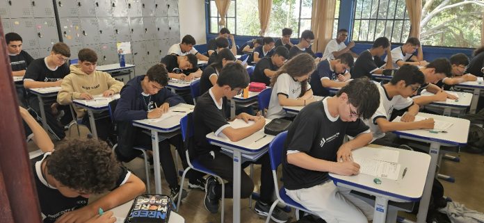 Agência Minas Gerais | Estado realiza primeiro simulado para o Enem 2025 contemplando 420 mil estudantes