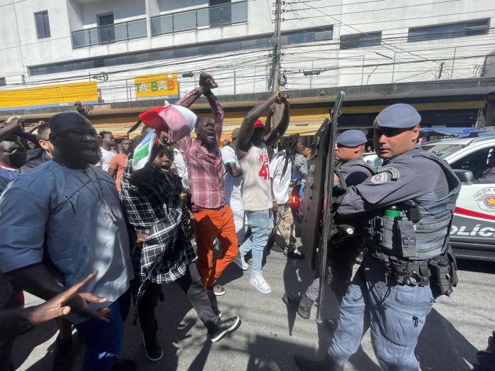 Aos gritos de ‘PM assassina’, protesto contra morte de senegalês é reprimido com bombas em SP – Brasil de Fato