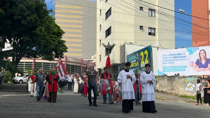 Domingo de Ramos abre a Semana Santa em Divinópolis com procissão e bênção dos ramos