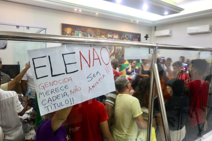 Entre vaias e mordidas, vereadores de Olinda aprovam título de cidadão para Jair Bolsonaro – Brasil de Fato
