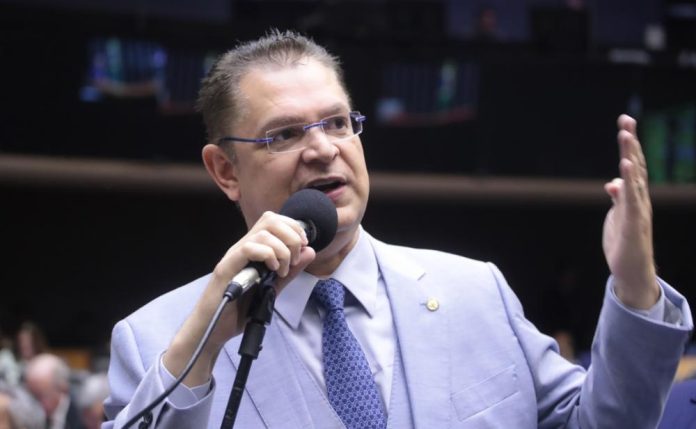 Líder do PL, sigla favorável à cassação de Glauber Braga, Sóstenes é autor de proposta que dificulta perda de mandato – Brasil de Fato