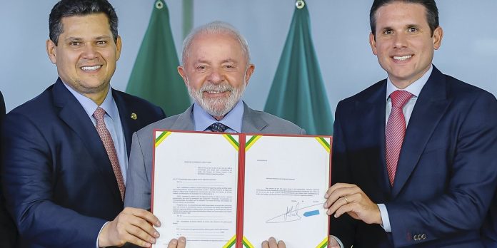 Lula entrega PEC da Segurança Pública ao Congresso Nacional