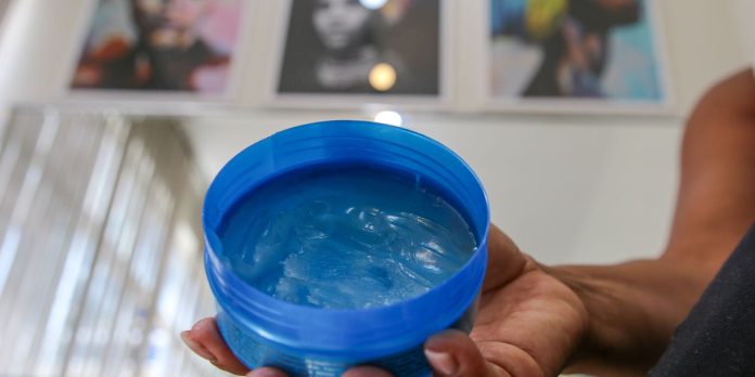 Polícia fecha fábricas clandestinas de cosméticos no Rio de Janeiro