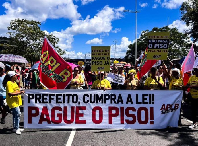 Trabalhadores da educação de Salvador vão às ruas em defesa de pagamento do piso salarial – Brasil de Fato
