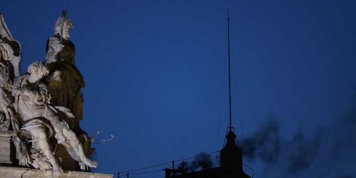 Conclave: na 1ª votação, fumaça preta; novo papa ainda não foi eleito