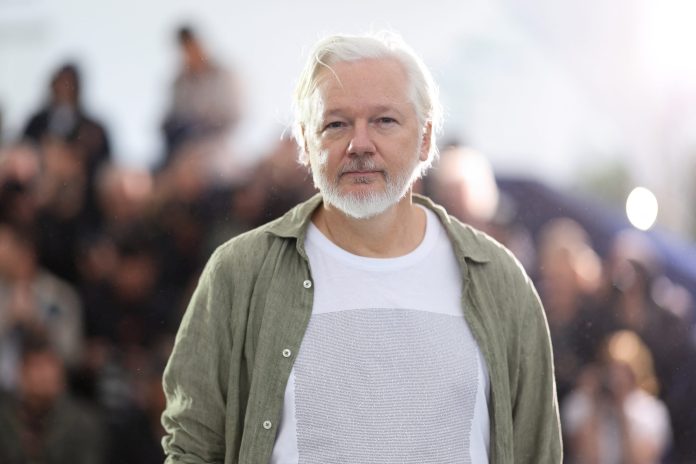 Em Cannes, Assange usa camiseta com nome de crianças palestinas mortas pela guerra de Israel – Brasil de Fato