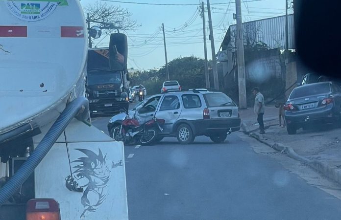 Homem fica ferido após acidente entre moto e carro na avenida Magalhães Pinto, em Divinópolis