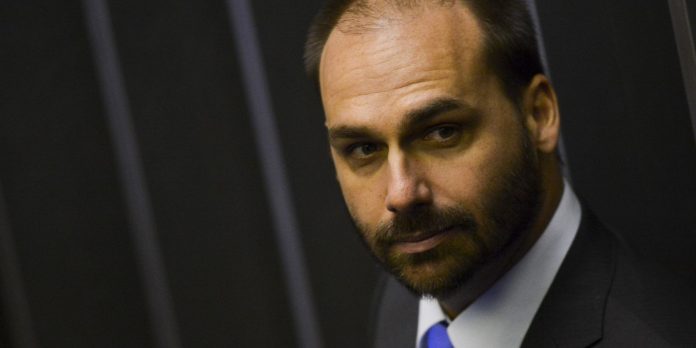 Moraes acata pedido da PGR e abre inquérito contra Eduardo Bolsonaro