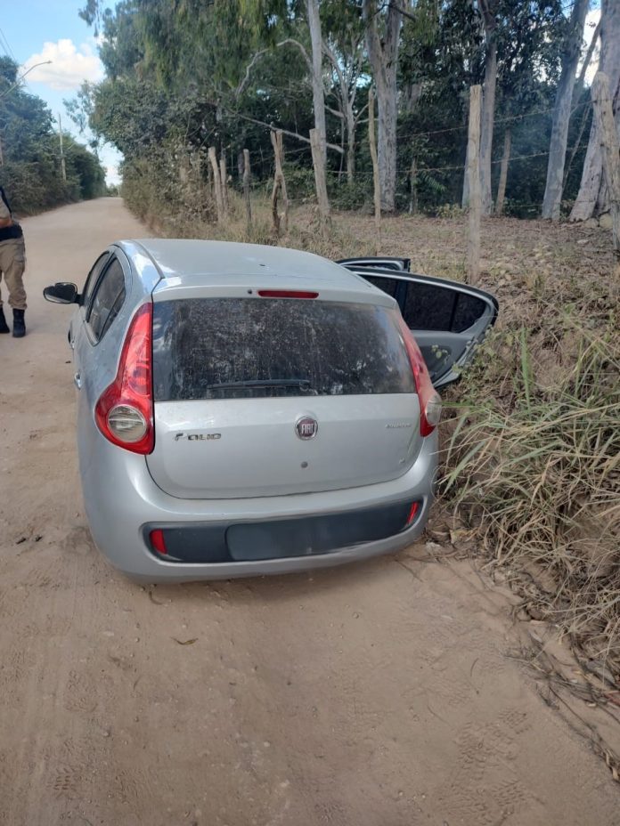 Polícia Militar recupera carro furtado e adulterado em Divinópolis