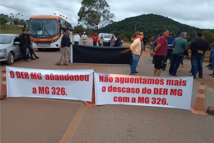 Protesto com 500 pessoas fecha rodovia MG-326 e cobra ação do DER-MG