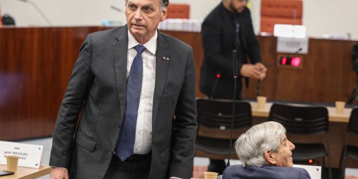 Bolsonaro pede desculpas a ministros do STF e nega plano de golpe