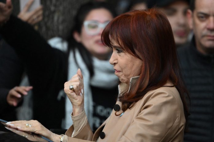 Decisão que tira Cristina Kirchner da política é golpe para a democracia, dizem analistas argentinos