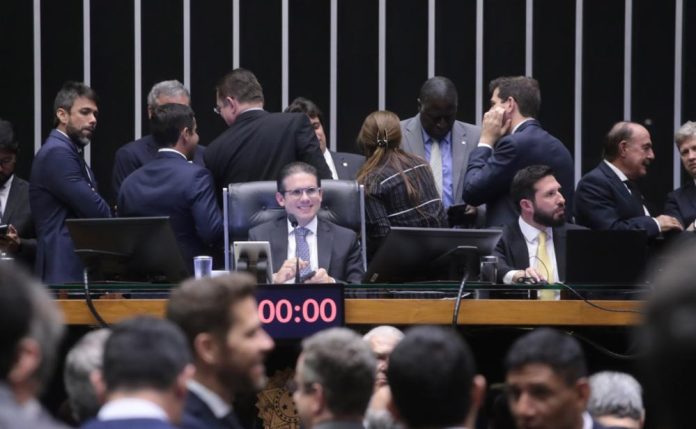 Em meio a queda de braço com governo, Câmara aprova urgência de projeto que derruba mudanças no IOF