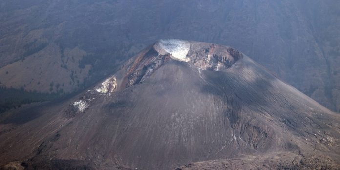 Embaixada acompanha caso de brasileira que caiu em trilha na Indonésia