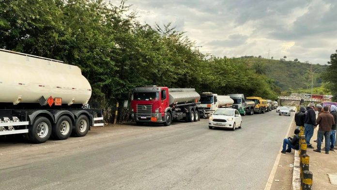 Greve dos caminhoneiros é encerrada após negociação com a distribuidora