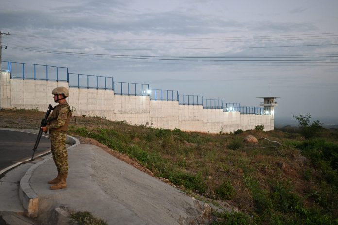 Juristas denunciam na ONU situação de venezuelanos deportados dos EUA para presídio de segurança máxima em El Salvador