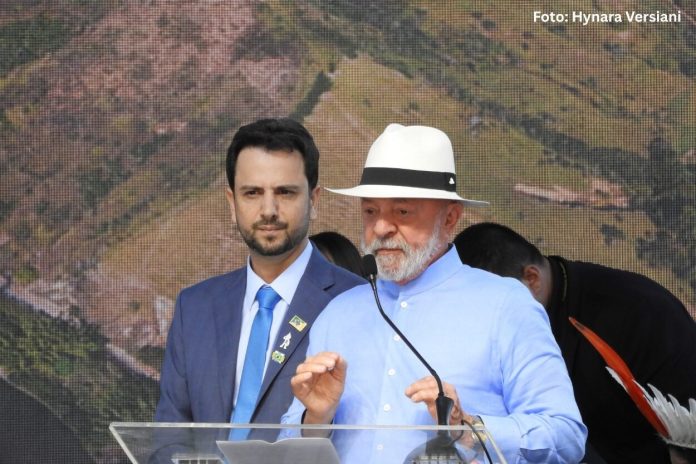 Lula anuncia pacote social em Mariana