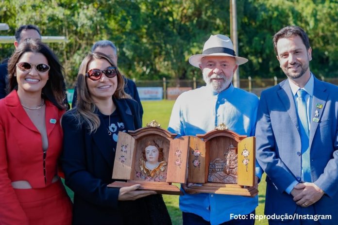 Lula e Janja recebem oratórios de artistas de Mariana