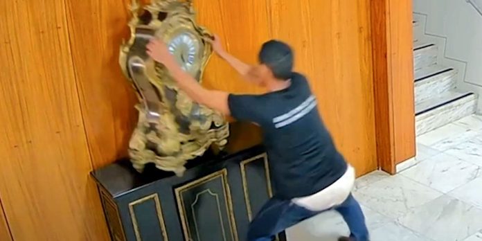 Moraes determina prisão do homem que destruiu relógio histórico no 8/1