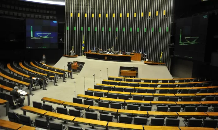 'O Congresso Nacional está completamente apaixonado por atacar a educação', diz professor