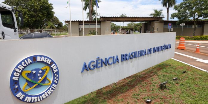 PF indicia Carlos Bolsonaro e Ramagem no inquérito da Abin Paralela