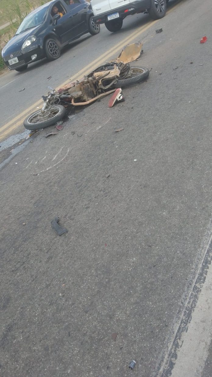 Acidente entre moto e caminhão deixa motociclista gravemente ferido em Divinópolis