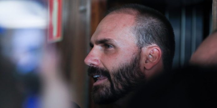Alexandre de Moraes manda bloquear bens e contas de Eduardo Bolsonaro