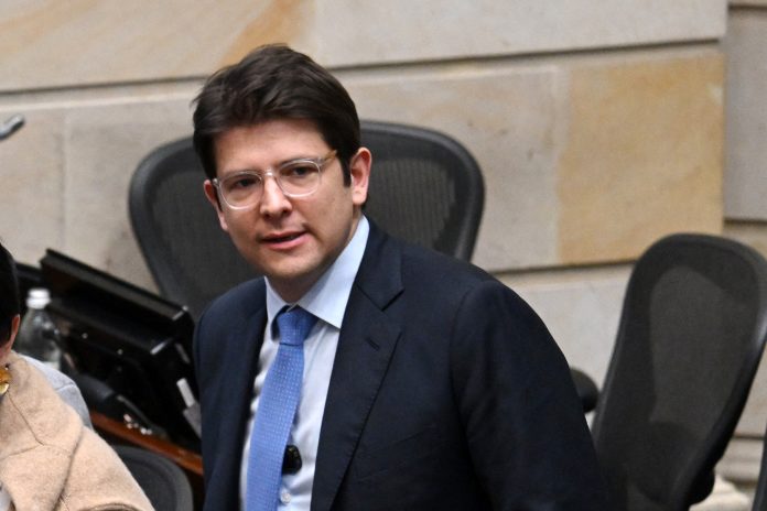 Atentado contra Miguel Uribe vira munição política para a direita colombiana em ano pré-eleitoral