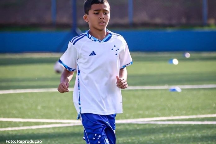 Atleta de 11 anos do Cruzeiro faz rifa para jogar na Europa
