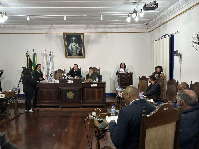 Câmara de Ouro Preto recebe sindicato para falar sobre escolas cívico-militares