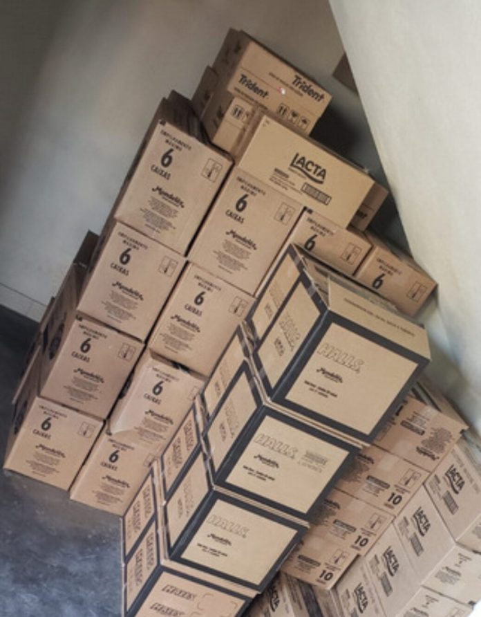 Dupla é presa com carga de bomboniere avaliada em R$ 38 mil