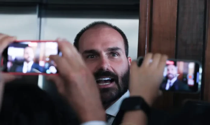 Eduardo Bolsonaro diz que não vai renunciar ao mandato; licença do deputado termina neste domingo (20)