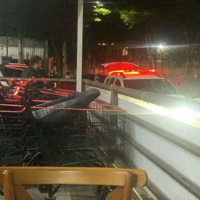 Homem é preso após agredir companheira em estacionamento de supermercado em Itaúna